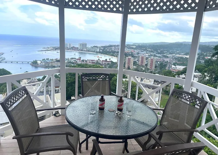 Oceanbreeze Jamaica Penthouse, 7-Minute Walk To Beach